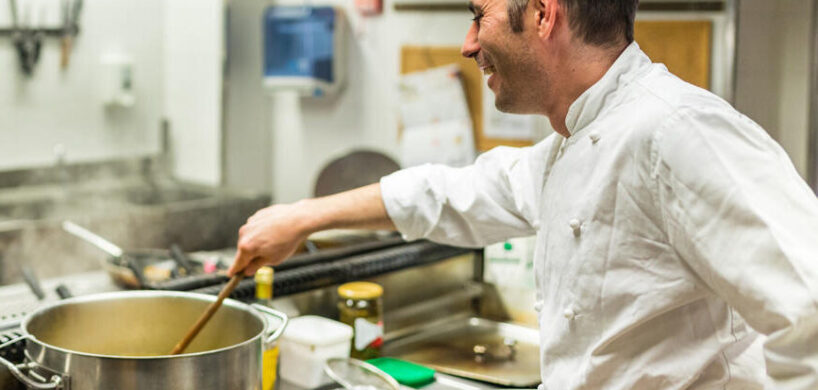 Kok aan het werk in onze keuken