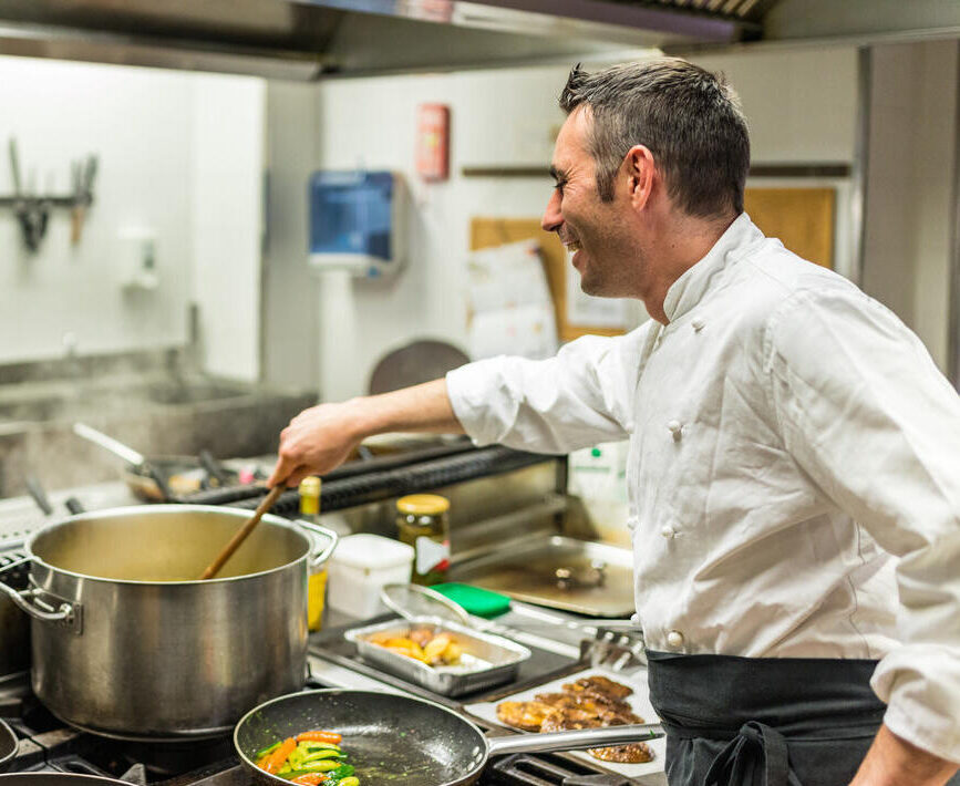 Kok aan het werk in onze keuken